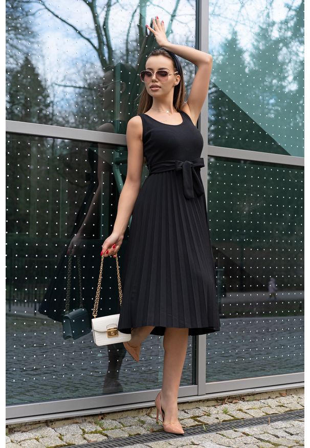 Merribel - Sukienka na Szerokich Ramiączkach z Plisowanym Dołem - Czarna. Kolor: czarny. Materiał: poliester, elastan. Długość rękawa: na ramiączkach