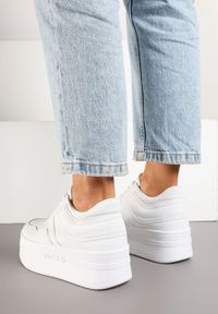 Born2be - Białe Sznurowane Sneakersy Vices na Grubej Podeszwie Ozdobiona Napisem Annalira. Okazja: na co dzień. Zapięcie: sznurówki. Kolor: biały. Materiał: jeans. Wzór: aplikacja, napisy. Obcas: na obcasie. Wysokość obcasa: niski #4