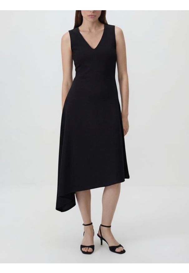 Reserved - Asymetryczna sukienka midi - czarny. Kolor: czarny. Materiał: wiskoza, dzianina. Typ sukienki: asymetryczne. Długość: midi