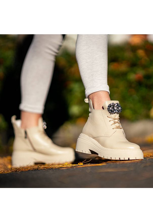 Beżowe Botki Armodo Damskie Obuwie Z Elegancką Ozdobą. Okazja: na co dzień. Zapięcie: klamry. Kolor: beżowy. Materiał: skóra. Wzór: aplikacja. Obcas: na obcasie. Styl: elegancki. Wysokość obcasa: niski