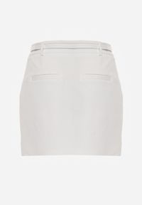 Renee - Biała Spódnica z Bawełną o Dopasowanym Kroju z Paskiem i Podszewką-Szortami Vitia. Okazja: na co dzień. Kolor: biały. Materiał: bawełna. Styl: casual, elegancki #3