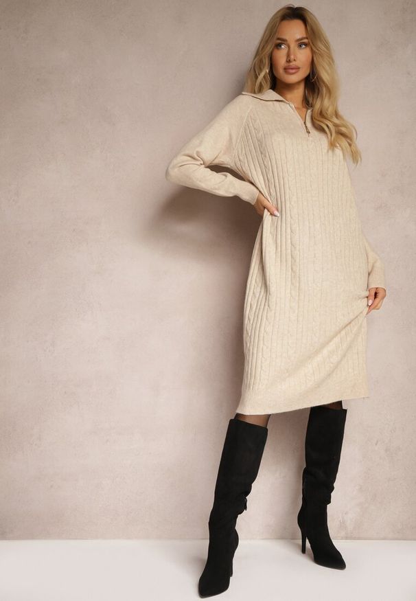 Renee - Jasnobeżowa Sukienka z Wełną i Bawełną Ozdobiona Suwakiem i Kołnierzykiem Leralina. Okazja: na co dzień. Kolor: beżowy. Materiał: wełna, bawełna. Wzór: aplikacja. Typ sukienki: proste. Styl: casual, klasyczny