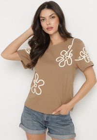 Born2be - Jasnobrązowy T-shirt z Kwiatowymi Aplikacjami Tilenna. Okazja: na co dzień. Kolor: brązowy. Materiał: jeans. Wzór: aplikacja, kwiaty. Styl: klasyczny, elegancki, casual #6
