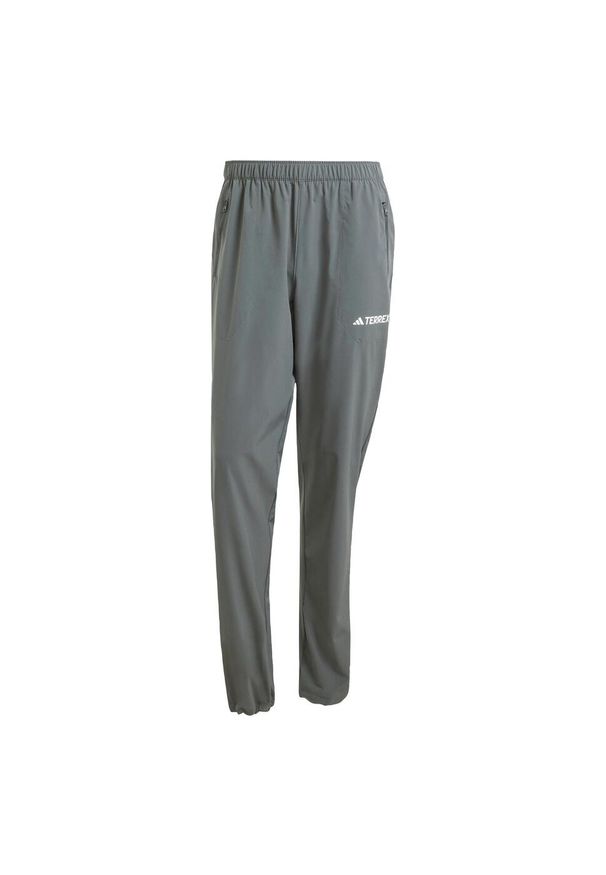 Adidas - Spodnie Multi Essentials Stretch. Kolor: zielony. Materiał: elastan, poliester. Sezon: lato. Sport: turystyka piesza
