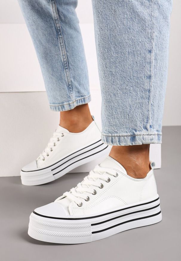 Born2be - Białe Casualowe Trampki na Platformie Ozdobionej Paskami Avirima. Okazja: na co dzień. Zapięcie: pasek. Kolor: biały. Materiał: jeans. Wzór: aplikacja. Obcas: na platformie. Styl: casual