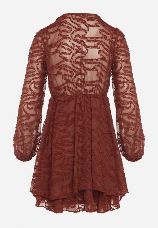 Born2be - Czerwona Siateczkowa Sukienka o Rozkloszowanym Kroju Zdobiona Tłoczeniem Zenesava. Okazja: na co dzień. Typ kołnierza: dekolt w serek. Kolor: czerwony. Materiał: poliester. Wzór: aplikacja. Sezon: lato. Typ sukienki: rozkloszowane. Styl: elegancki, casual, klasyczny