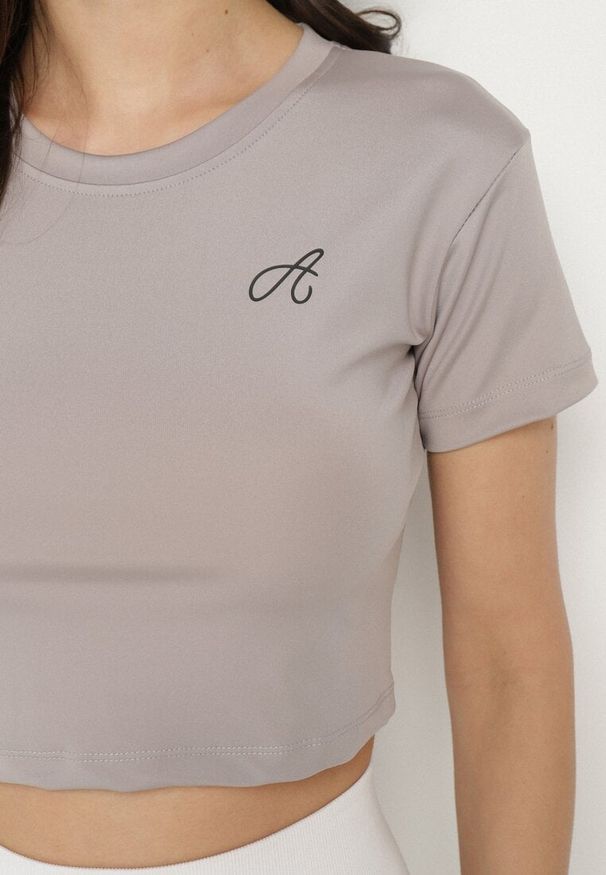 Born2be - Jasnoszary T-shirt Crop Top Ozdobiony Literką Koliviela. Okazja: na co dzień. Kolor: szary. Materiał: jeans. Długość: krótkie. Wzór: aplikacja. Styl: elegancki, casual