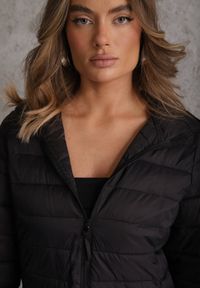 Renee - Czarna Pikowana Kurtka Przejściowa z Kapturem Pretirra. Okazja: na co dzień. Typ kołnierza: kaptur. Kolor: czarny. Materiał: jeans, nylon. Styl: casual #2