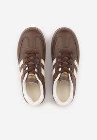 Renee - Brązowe Sneakersy Sportowe VICES z Ozdobnymi Paskami i Przeszyciami Wenilan. Zapięcie: pasek. Kolor: brązowy. Materiał: jeans. Wzór: paski #6