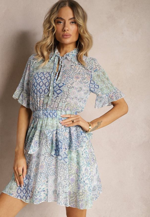 Renee - Jasnoniebieska Sukienka o Rozkloszowanym Kroju z Falbankami i Gumką w Talii Nespia. Typ kołnierza: kołnierz z falbankami. Kolor: niebieski. Długość rękawa: krótki rękaw