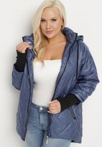 Born2be - Granatowa Kurtka Pikowana z Odpinanym Kapturem z Dłuższym Tyłem Rivselia. Okazja: na co dzień, na spacer. Kolekcja: plus size. Kolor: niebieski. Materiał: jeans. Długość: długie. Wzór: aplikacja. Sezon: jesień. Styl: klasyczny, casual, elegancki #3