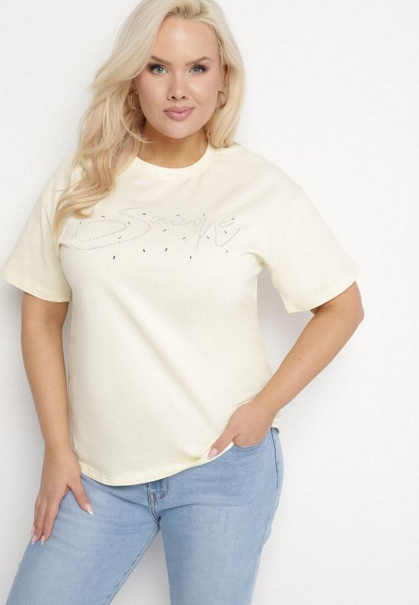 Born2be - Żółty Bawełniany T-shirt z Ozdobnym Napisem i Cyrkoniami Olisandra. Okazja: na co dzień. Kolekcja: plus size. Kolor: żółty. Materiał: bawełna. Wzór: napisy. Styl: casual, klasyczny