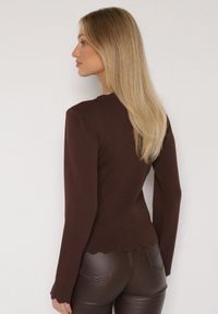 Born2be - Brązowy Sweter z Wiskozą Ozdobiony Falbankami Mevita. Typ kołnierza: kołnierz z falbankami. Kolor: brązowy. Materiał: wiskoza. Wzór: aplikacja. Styl: klasyczny, elegancki #4