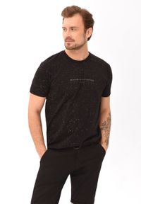 Volcano - T-shirt z wzorem T-STARS. Okazja: na co dzień. Kolor: czarny. Materiał: bawełna, materiał. Długość rękawa: krótki rękaw. Długość: krótkie. Wzór: kropki, nadruk. Styl: casual