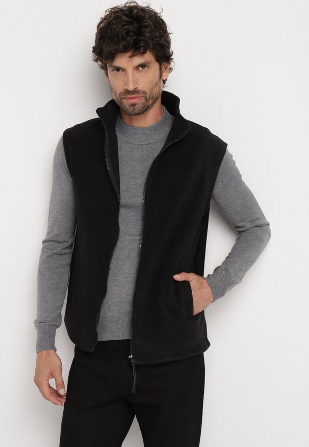 Born2be - Czarna Kamizelka Przejściowa z Kieszeniami i Wysokim Kołnierzem Rerirra. Okazja: na spotkanie biznesowe, na co dzień. Kolor: czarny. Materiał: jeans. Styl: elegancki, biznesowy, casual