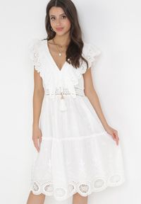 Born2be - Biała Rozkloszowana Sukienka Midi Euphina. Kolor: biały. Materiał: koronka. Wzór: haft, aplikacja. Długość: midi