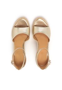 Kazar - Skórzane złote sandały na koturnie. Okazja: na co dzień. Zapięcie: pasek. Kolor: złoty. Materiał: skóra. Obcas: na koturnie. Styl: elegancki, casual #4