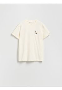 Reserved - T-shirt regular z haftem - złamana biel. Materiał: bawełna, dzianina. Wzór: haft