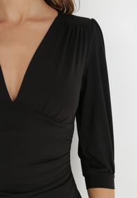 Born2be - Czarna Sukienka Hippeope. Typ kołnierza: dekolt w serek. Kolor: czarny. Materiał: wiskoza, dzianina. Długość: mini #4