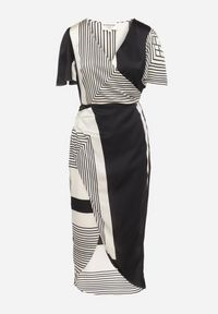 Born2be - Czarno-Biała Kopertowa Sukienka Satynowa z Geometrycznym Wzorem i Gumką w Pasie Gramelia. Okazja: na co dzień. Kolor: czarny. Materiał: satyna. Wzór: geometria. Typ sukienki: kopertowe. Styl: casual #6