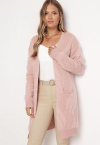 Born2be - Jasnoróżowy Puszysty Kardigan Niezapinany Heliture. Kolekcja: plus size. Kolor: różowy. Materiał: dzianina. Długość rękawa: długi rękaw. Długość: długie #5