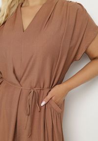 Born2be - Brązowa Wiskozowa Sukienka Pudełkowa z Cienkim Paskiem i Kieszeniami Lumivorae. Okazja: na co dzień. Kolekcja: plus size. Kolor: brązowy. Materiał: wiskoza. Typ sukienki: proste, dla puszystych. Styl: elegancki, casual #5