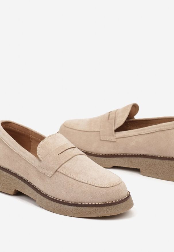 Born2be - Beżowe Mokasyny z Imitacji Zamszu na Kontrastowej Podeszwie Beliara. Okazja: do pracy, na co dzień. Kolor: beżowy. Materiał: zamsz. Styl: elegancki, casual