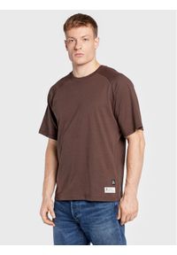 Redefined Rebel T-Shirt Thomas 211126 Brązowy Regular Fit. Kolor: brązowy. Materiał: bawełna