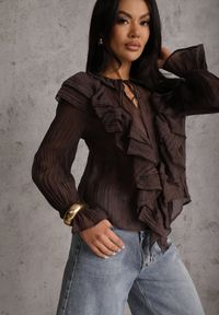 Renee - Brązowa Bluzka z Lyocellem w Stylu Boho z Wiązaniem pod Szyją i Falbanami Tasimi. Okazja: na co dzień. Kolor: brązowy. Materiał: jeans. Styl: boho #1