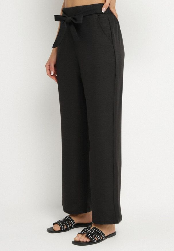 Born2be - Czarne Spodnie o Szerokim Kroju z Wiązaniem i Gumką w Pasie Miravenia. Okazja: na co dzień. Kolor: czarny. Styl: elegancki, casual