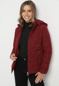Born2be - Bordowa Przejściowa Kurtka z Pikowanymi Przeszyciami i Odpinanym Kapturem Olunea. Okazja: na co dzień, na spacer. Kolor: czerwony. Materiał: poliester, jeans. Styl: casual, elegancki #4