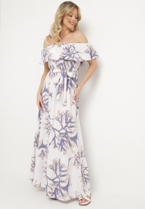 Born2be - Niebiesko-Biała Sukienka Hiszpanka o Rozkloszowanym Kroju z Wiązanym Paskiem Sesiniela. Okazja: na co dzień. Typ kołnierza: dekolt hiszpanka. Kolor: niebieski. Typ sukienki: rozkloszowane. Styl: casual, elegancki