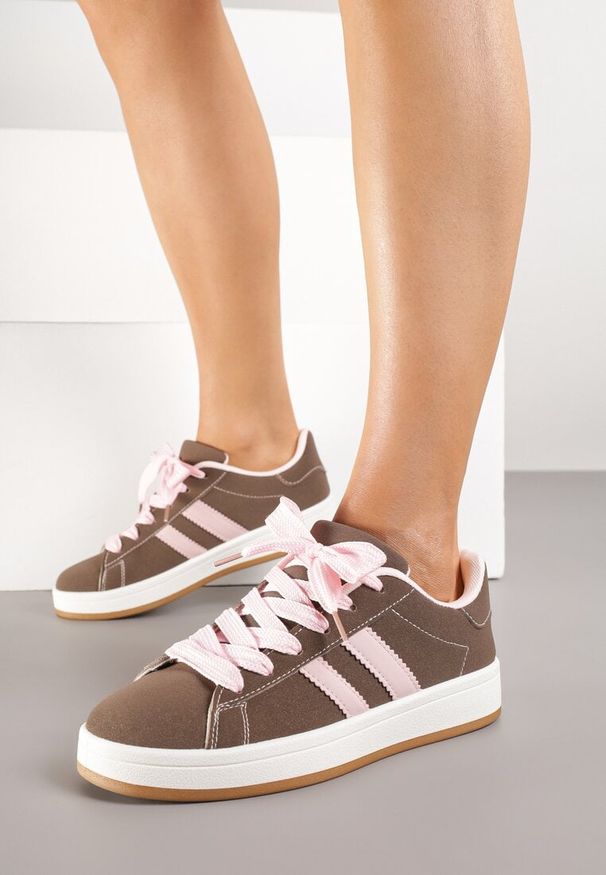 Renee - Brązowe Sneakersy Ozdobione Motywem Pasków Flortewi. Nosek buta: okrągły. Zapięcie: pasek. Kolor: brązowy. Materiał: nubuk, syntetyk. Wzór: aplikacja. Obcas: na obcasie. Wysokość obcasa: niski