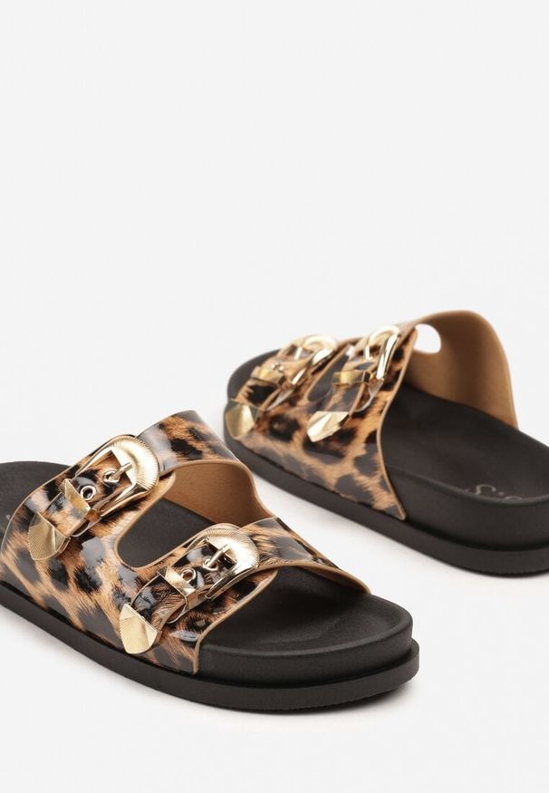 Born2be - Panterkowe Lakierowane Panterkowe Klapki z Dwoma Paskami i Klamrami Tolitea. Okazja: na co dzień. Materiał: lakier. Styl: elegancki, casual
