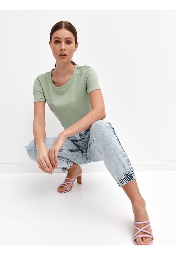 TOP SECRET - Gładki t-shirt z okrągłym dekoltem. Kolor: zielony. Materiał: jeans, tkanina. Długość rękawa: krótki rękaw. Długość: krótkie. Wzór: gładki. Sezon: lato