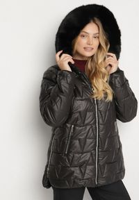 Born2be - Czarna Pikowana Kurtka z Kapturem z Futerkiem Azilma. Okazja: na spacer, na co dzień. Typ kołnierza: kaptur. Kolekcja: plus size. Kolor: czarny. Materiał: futro. Wzór: aplikacja. Styl: casual, klasyczny #1
