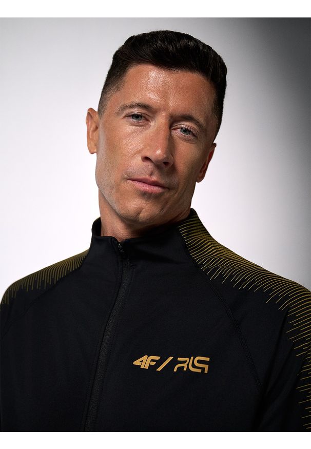 4f - 4F Bluza treningowa regular bez kaptura męska 4F x Robert Lewandowski - czarna M. Okazja: na co dzień. Typ kołnierza: bez kaptura. Kolor: czarny. Materiał: materiał. Długość rękawa: raglanowy rękaw. Długość: długie. Sezon: lato. Styl: casual, klasyczny, sportowy