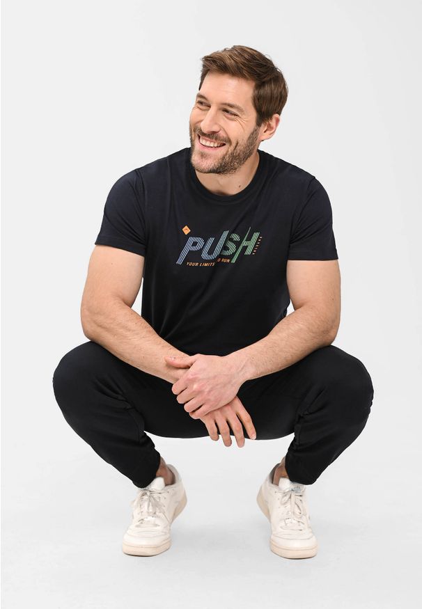Volcano - Męski t-shirt z napisem T-PUSH. Okazja: na co dzień. Kolor: niebieski. Materiał: bawełna, skóra, włókno, materiał. Długość rękawa: krótki rękaw. Długość: krótkie. Wzór: napisy. Styl: sportowy, casual, klasyczny