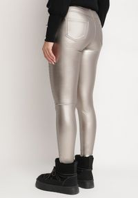 Born2be - Srebrne Ocieplane Spodnie z Imitacji Skóry o Dopasowanym Kroju z Wysokim Stanem Rivaki. Okazja: na co dzień. Stan: podwyższony. Kolor: srebrny. Materiał: skóra. Styl: casual, elegancki #6