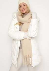 Born2be - Beżowy Szalik z Ozdobnymi Frędzlami Esariana. Okazja: na co dzień. Kolor: beżowy. Wzór: aplikacja. Styl: casual, klasyczny #3