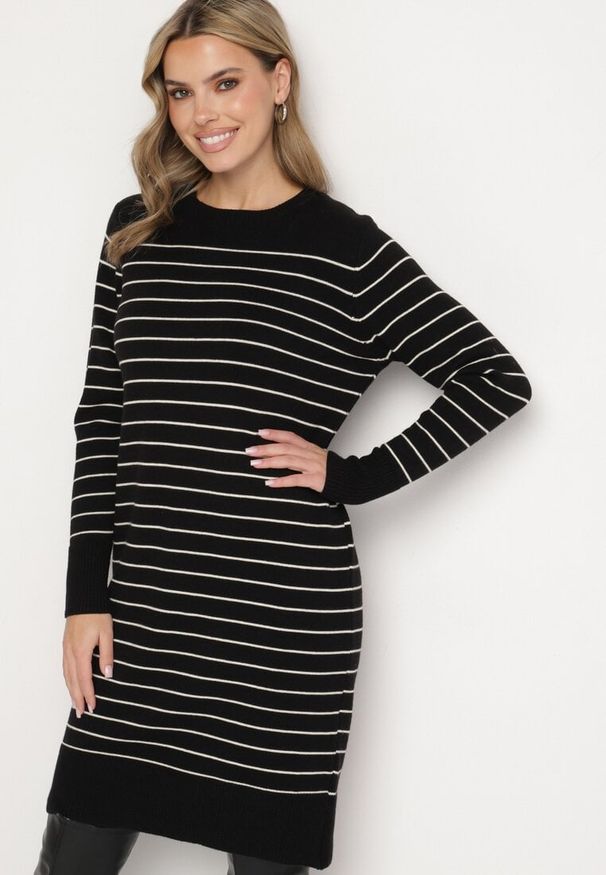 Born2be - Czarna Sukienka w Paski z Dzianiny z Wiskozą o Prostym Kroju ze Ściągaczami Delirae. Okazja: do pracy, na co dzień, na spotkanie biznesowe. Kolor: czarny. Materiał: dzianina, wiskoza. Wzór: paski. Typ sukienki: proste. Styl: klasyczny, casual, elegancki, biznesowy