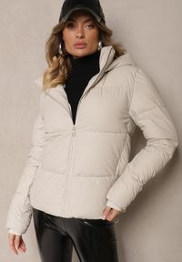Renee - Jasnobeżowa Klasyczna Kurtka z Pikowanymi Przeszyciami Kapturem i Kieszeniami Anrinna. Okazja: na co dzień. Kolor: beżowy. Materiał: jeans, wełna. Sezon: zima, jesień. Styl: klasyczny #3