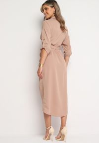 Born2be - Ciemnobeżowa Sukienka Koszulowa z Wiązanym Paskiem i Marszczeniem Hinula. Kolor: beżowy. Materiał: tkanina, materiał. Wzór: jednolity, gładki. Typ sukienki: koszulowe. Styl: elegancki. Długość: midi #7