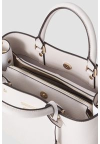 Guess - GUESS Biała torebka damska Meridian II. Kolor: beżowy. Materiał: skórzane. Styl: elegancki, casual #5