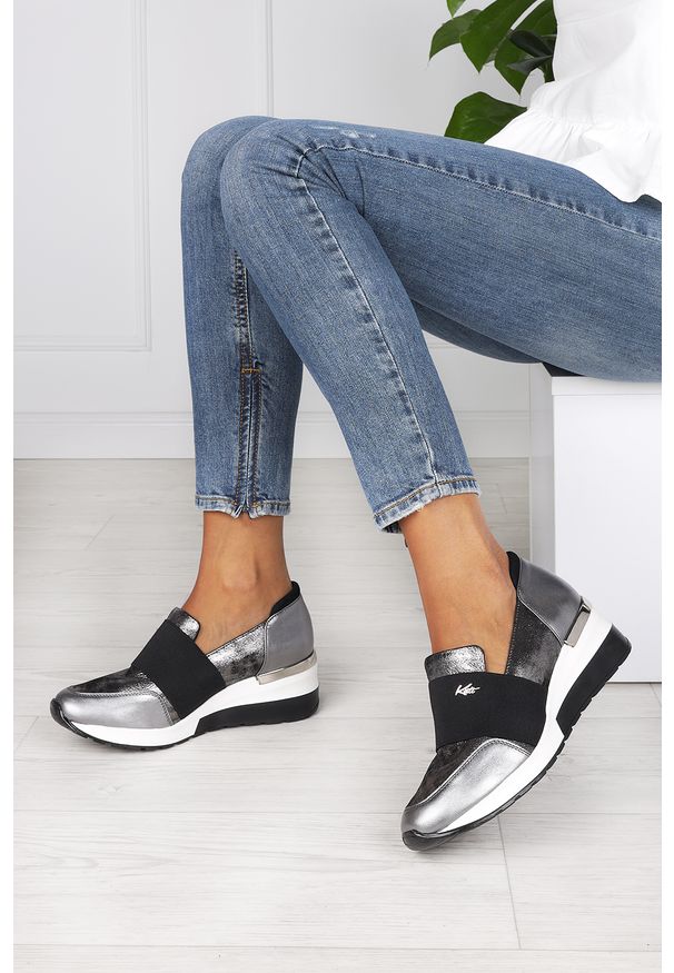 Kati - Stalowe sneakersy kati półbuty na koturnie z gumką polska skóra 7020. Kolor: szary. Materiał: skóra. Obcas: na koturnie