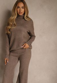 Renee - Ciemnobeżowy Komplet Dzianinowy z Wełną i Bawełną Szerokie Spodnie i Golf Lennria. Kolor: beżowy. Materiał: wełna, dzianina, bawełna #4