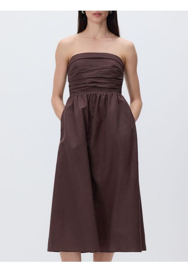 Reserved - Sukienka midi z lnem - brązowy. Kolor: brązowy. Materiał: len. Długość: midi