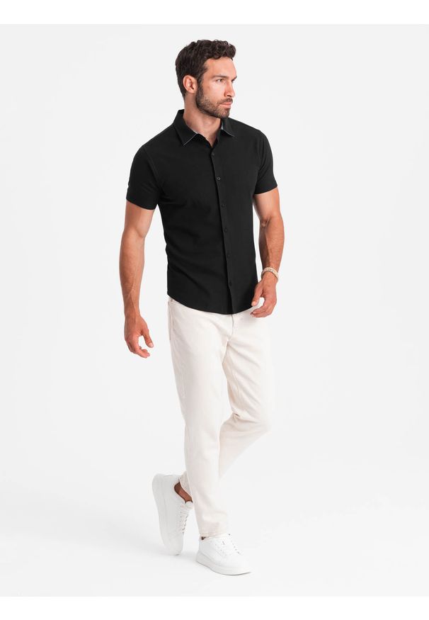 Ombre Clothing - Dzianinowa koszula męska slim fit z krótkim rękawem i kołnierzykiem – czarna V4. Typ kołnierza: polo. Kolor: czarny. Materiał: dzianina. Długość rękawa: krótki rękaw. Długość: krótkie. Styl: sportowy, elegancki