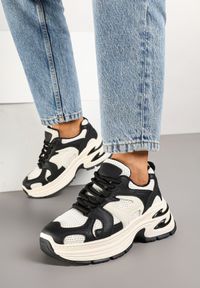 Renee - Czarno-Beżowe Sneakersy na Platformie z Tłoczeniem i Geometrycznym Wzorem Melvila. Kolor: czarny. Materiał: jeans. Wzór: geometria. Obcas: na platformie #4