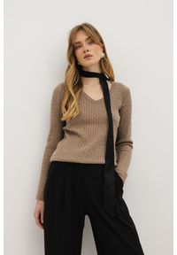 WEŁNIANY SWETER BETTY TAUPE L - Flawless. Okazja: na spotkanie biznesowe, do pracy. Typ kołnierza: dekolt w serek. Materiał: wełna. Wzór: ze splotem. Styl: klasyczny, biznesowy, elegancki